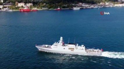 Télécharger la video: Preveze Deniz zaferinin 481'inci yıl dönümünde Türk Deniz Kuvvetleri Komutanlığı savaş gemileri İstanbul Boğazı'ndan geçiş yaparak Barbaros Hayrettin Paşa'nın türbesini selamlıyor. Savaş gemilerinin geçişi, İstanbul Boğazı'nda görsel bir