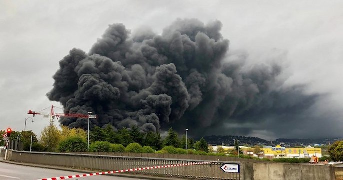 Rouen : l'incendie est éteint mais la dangerosité du nuage de fumée inquiète les habitants