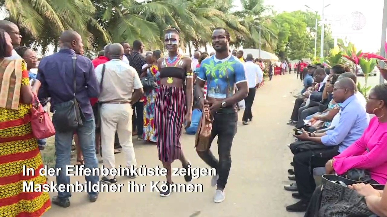 Body-Painting in der Elfenbeinküste