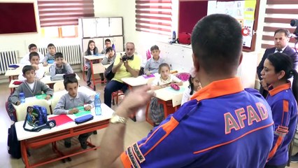 Erzurumlu minikler afet çantası hazırlamayı öğrendi