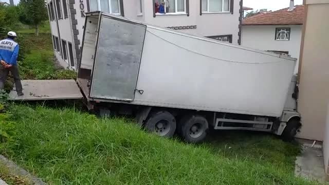 Yokuşta freni boşalan kamyon evin duvarına çarptı