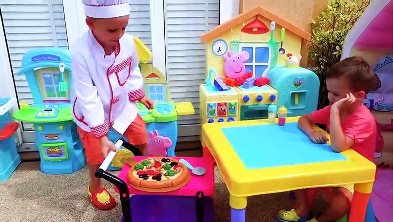 Vlad et Nikita jouant au café