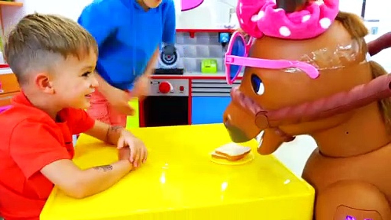 Vlad et Nikita montent un cheval et aident la princesse