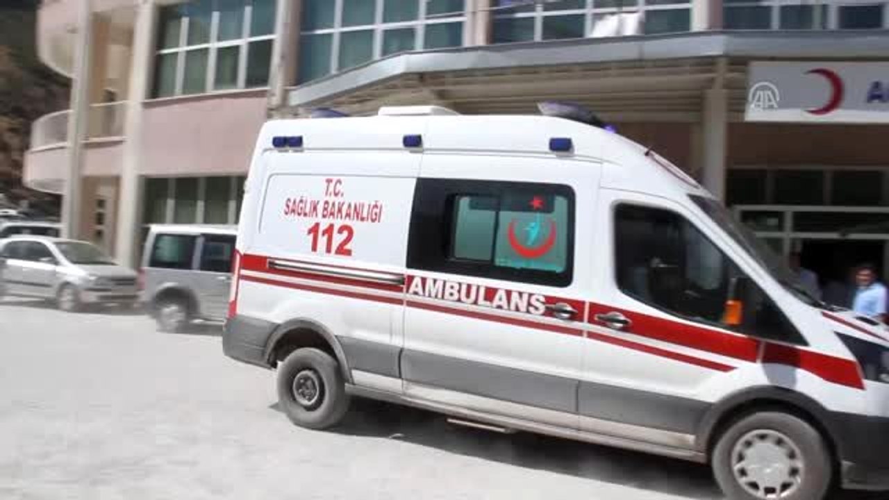 Öğrenci servisi şarampole devrildi
