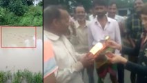 VIDEO: नहर के पानी में बह रही शराब की बोतलें लूटने लगे लोग