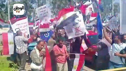 تأييدا للرئيس.. عمال السويس للإرهابين: "اسمع صوت المكن الداير"