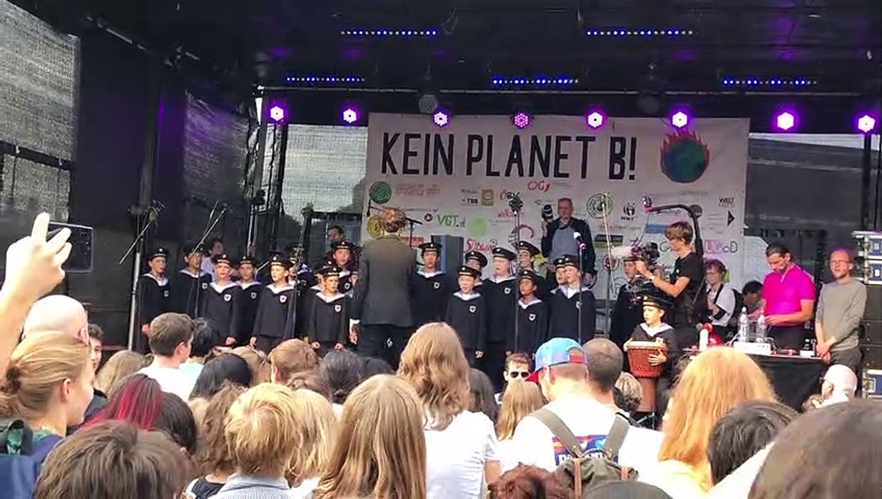 Sängerknaben beim Earth Strike