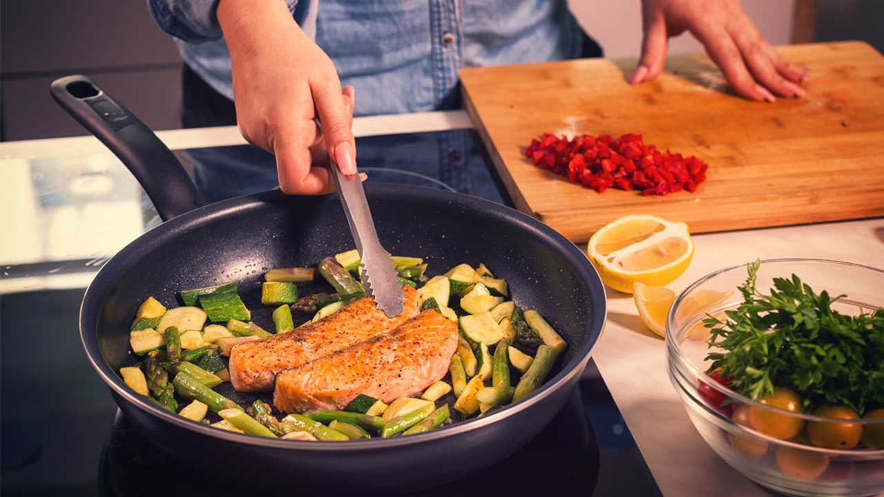 Lachs hat beim Braten einen ekligen Nebeneffekt - das steckt dahinter