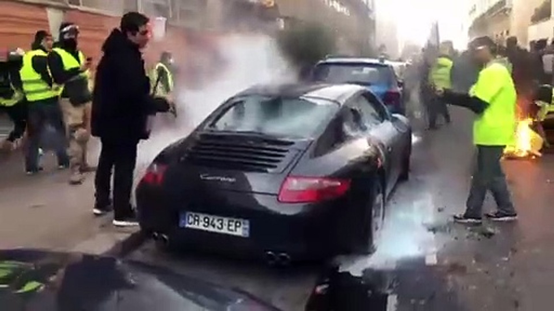 Un gilet jaune met le feu à la Porsche du chef Christian Etchebest… mais  est remis en liberté par la justice - Vidéo Dailymotion