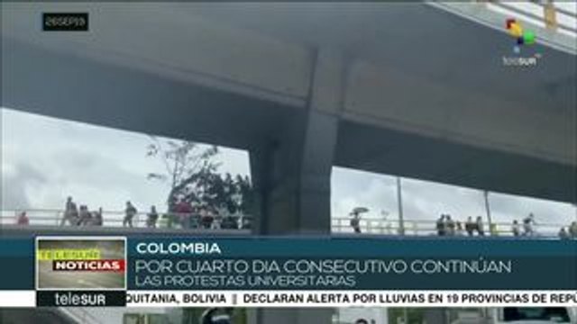 Colombia: ESMAD reprime protesta estudiantil con gases lacrimógenos