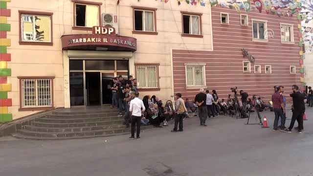 Diyarbakır annelerinin oturma eylemine destek ziyareti