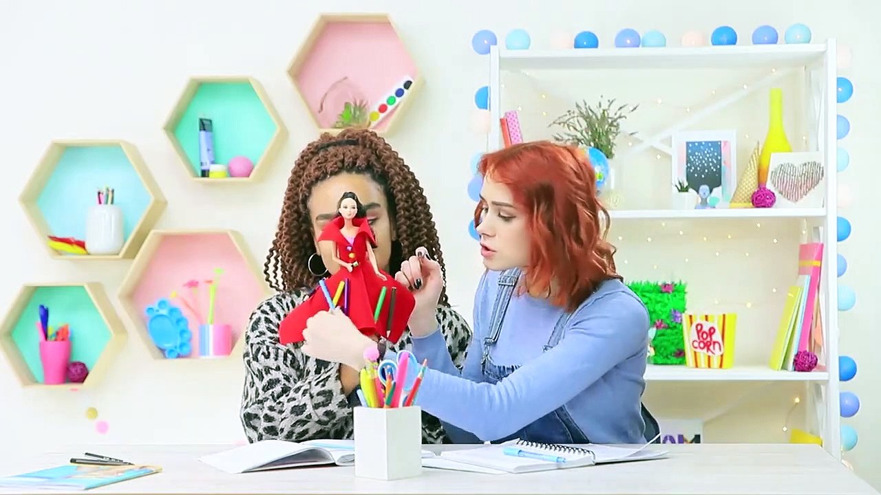 12 FORMAS EXTRAÑAS DE ESCABULLIR BARBIES A CLASE LOCOS TRUCOS PARA TU BARBIE Y MUÑECA LOL SURPRISE