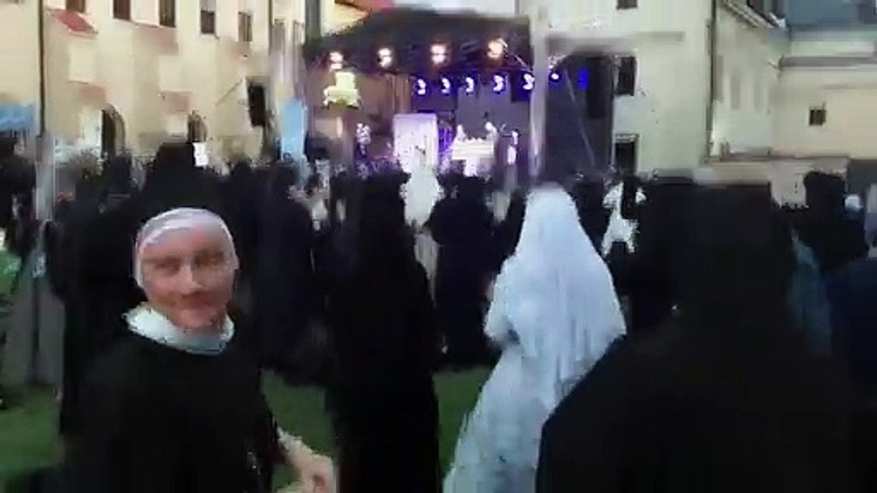 Des bonnes sœurs organisent une rave party