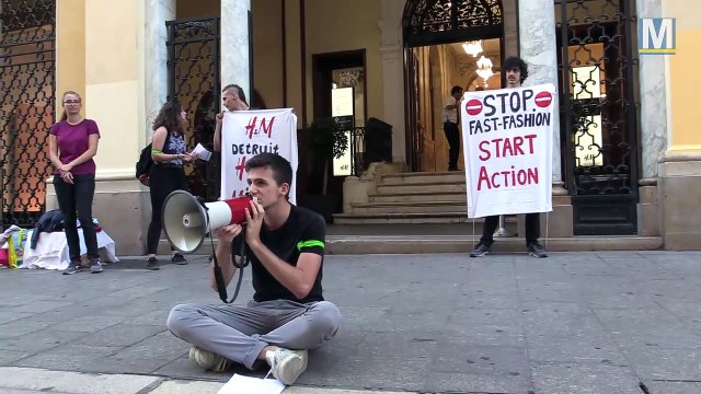 Le collectif Youth for Climate Marseille sensibilise devant H&M à l'industrie textile polluante