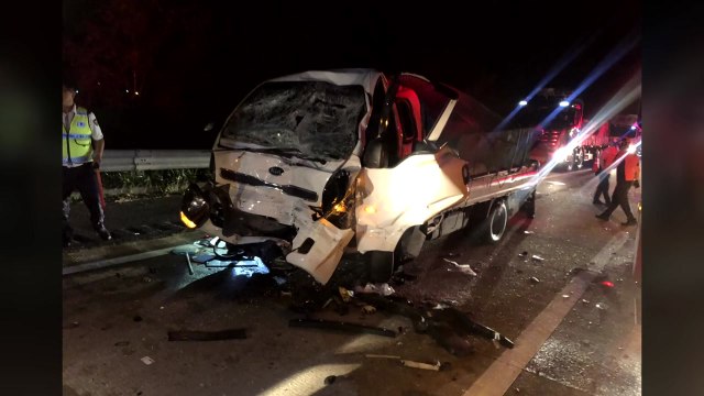 서해안고속도로 4중 추돌 사고...2명 다쳐 / YTN