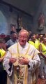 Un curé chante macron tête de con en plaine messe
