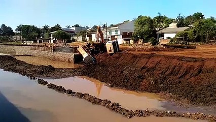 Caminhão tomba nas obras do Ecopark, em Cascavel
