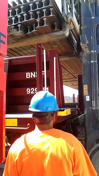 Déchargement raté d'un train de transport : le chargement tombe au ralenti !