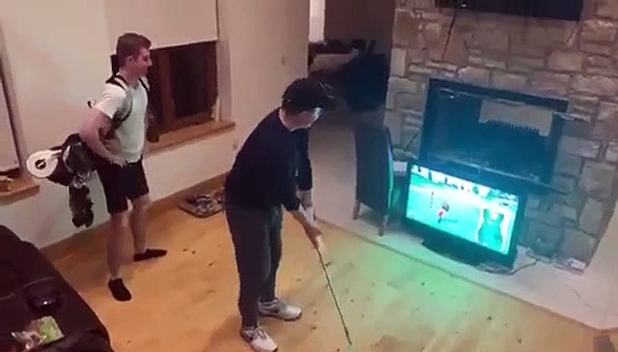 Ils jouent au golf sur Wii avec des vrais clubs dans le salon !