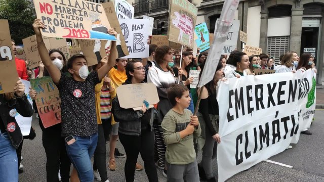 Manifestación por el clima en Oviedo