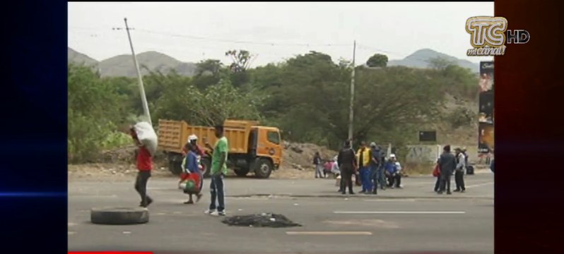Buses y camiones varados tras protesta en Carchi