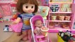 Muñeca y Hello Kitty mini mart con juguetes de sorpresa de Kinder Joy.