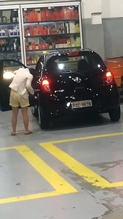 Mais pourquoi remplit-elle le reservoir de sa voiture avec de l'eau...