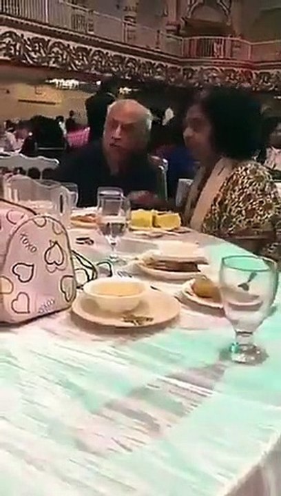 بھارتی وفد کی خاتون رکن امریکہ میں کیک چوری کرتے ہوۓ