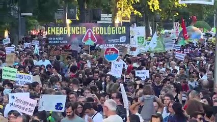 Miles de personas se manifiestan por el clima en Madrid