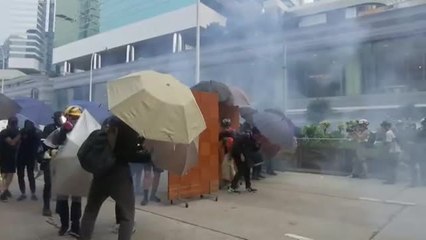 Gases lacrimógenos y cócteles molotov en una nueva jornada de protestas en Hong Kong