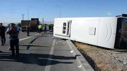 Yolcu midibüsü devrildi: 26 yaralı