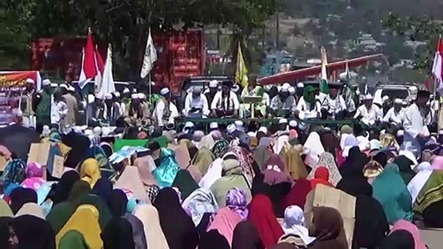 Mass prayer marks one year since Indonesia quake-tsunami disaster