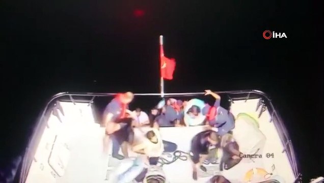 Ege'de mülteci teknesi battı, imdada Türk askeri yetişti