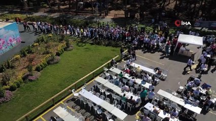 Millet bahçesinde bir araya gelen yüzlerce lüks minibüs havadan görüntülendi