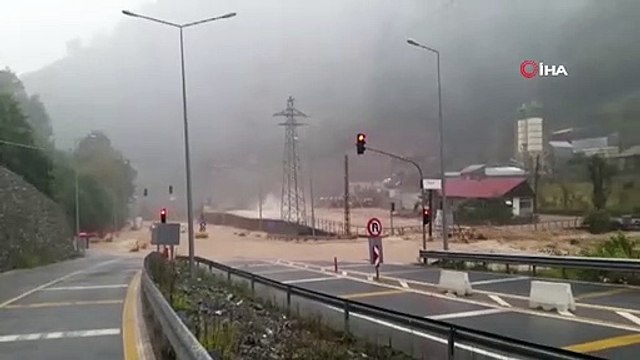 SON DAKİKA! Artvin'de şiddetli yağış ve sel vurdu: Karayolu kapandı!