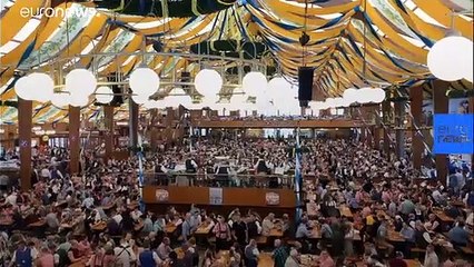 15 Stunden Bier schleppen: Der Tag im Leben einer Oktoberfest-Bedienung