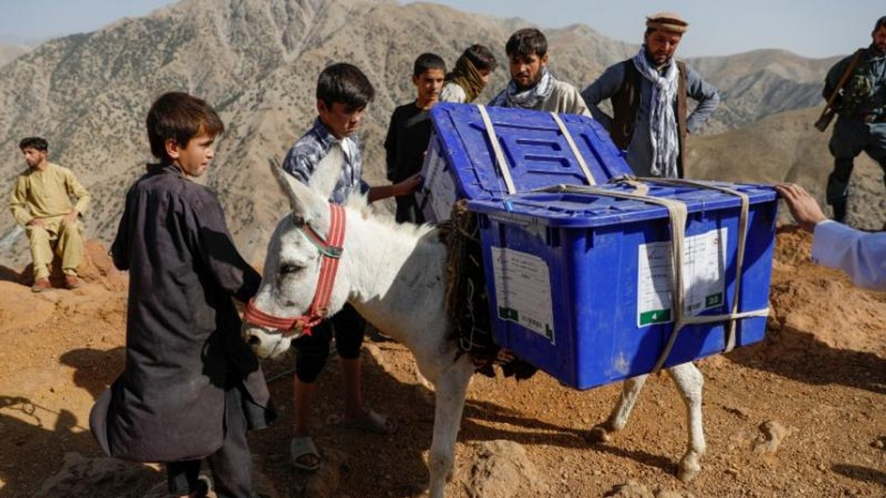 Afghan election sees big drop in voter numbers...