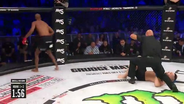 JUMPING KNEE FINISH! - - Michael Venom Page stops rival Richard Kiely in the very first ro