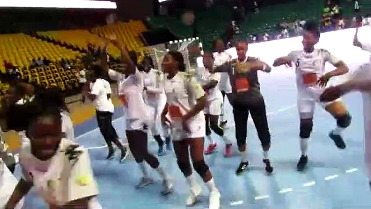 les lionnes dansent avec les supporters au Dakar Arena