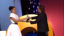 Penélope Cruz recibe el Premio Donostia de manos de Bono (U2)