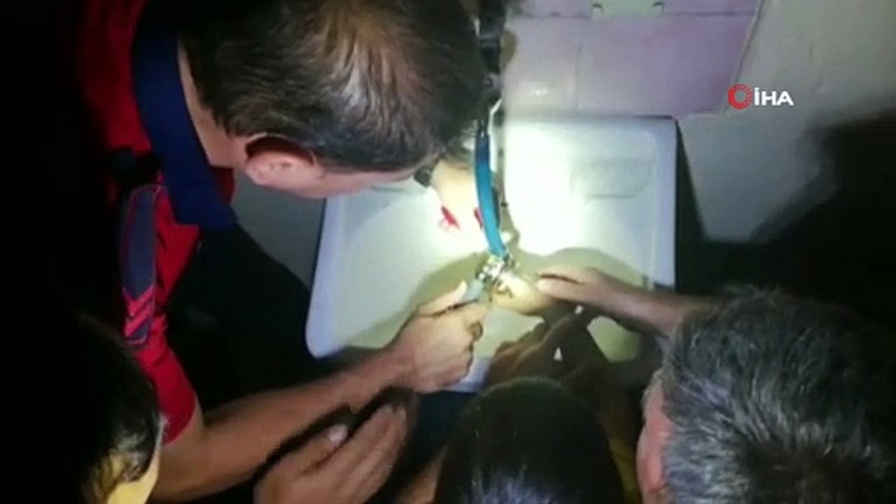 Küçük çocuğun parmağı musluğa sıkıştı, ekipleri çağırmak yerine muslukla  itfaiyenin yolunu tuttu
