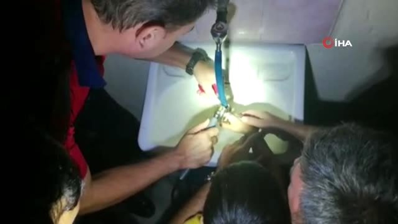 Küçük çocuğun parmağı musluğa sıkıştı, ekipleri çağırmak yerine muslukla itfaiyenin yolunu tuttu