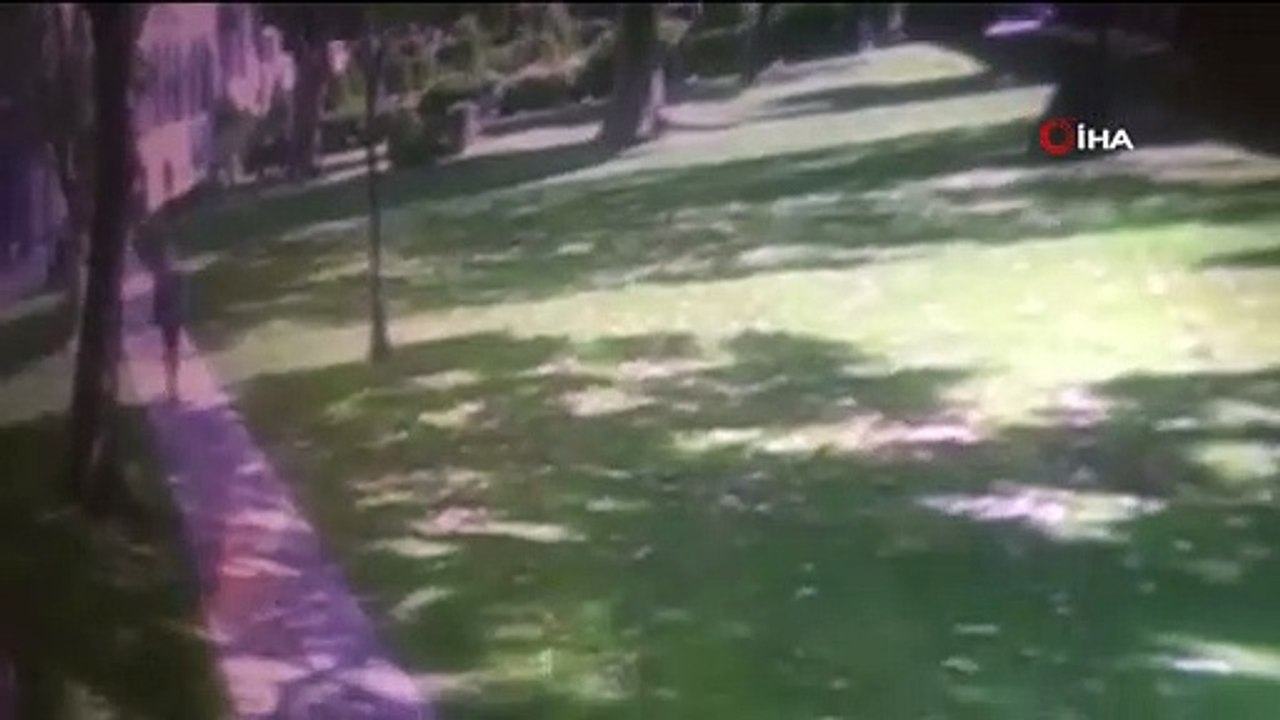 Süleymaniye Camii avlusunda hırsızlık yapan şahıslar kamerada
