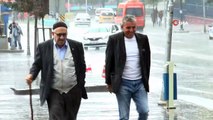 Erzurum’da aniden bastıran yağmur ve dolu hayatı olumsuz yönde etkiledi