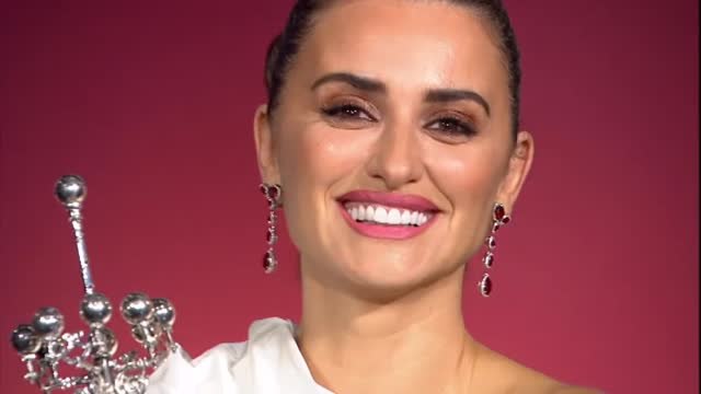 Una emocionada Penélope Cruz recoge el Premio Donostia de manos de su amigo Bono