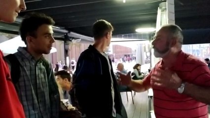 Paco, el jubilado fan de Iglesias contra Errejón, da un discurso a unos jóvenes.