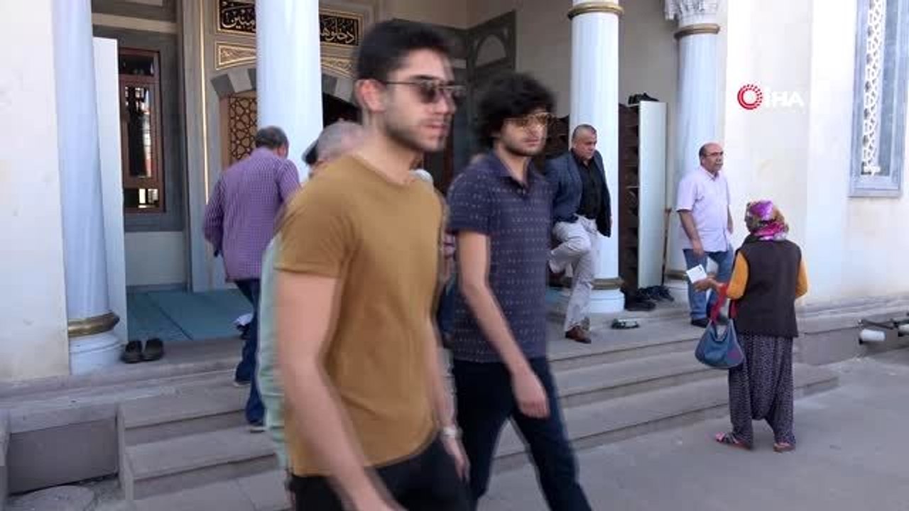 Depremde kalp krizi geçiren öğretmen toprağa verildi
