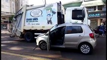 Caminhão de coleta de lixo e carro batem na Rua Paraná, no centro