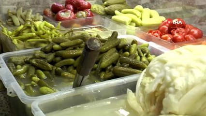 Günde 300-400 bardak turşu suyu satıyorlar.