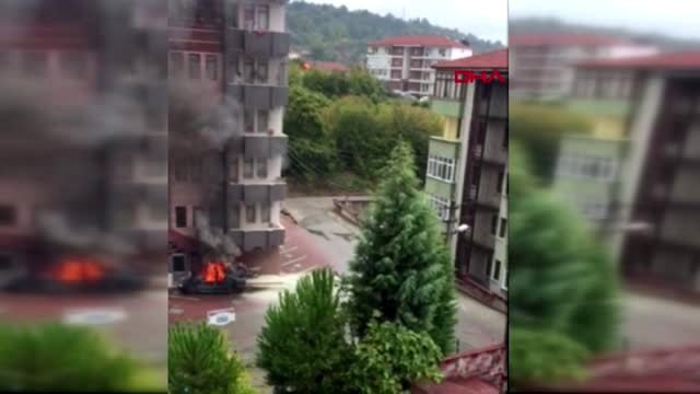 Bartın yanan otomobile balkondan kovalarla su döktüler